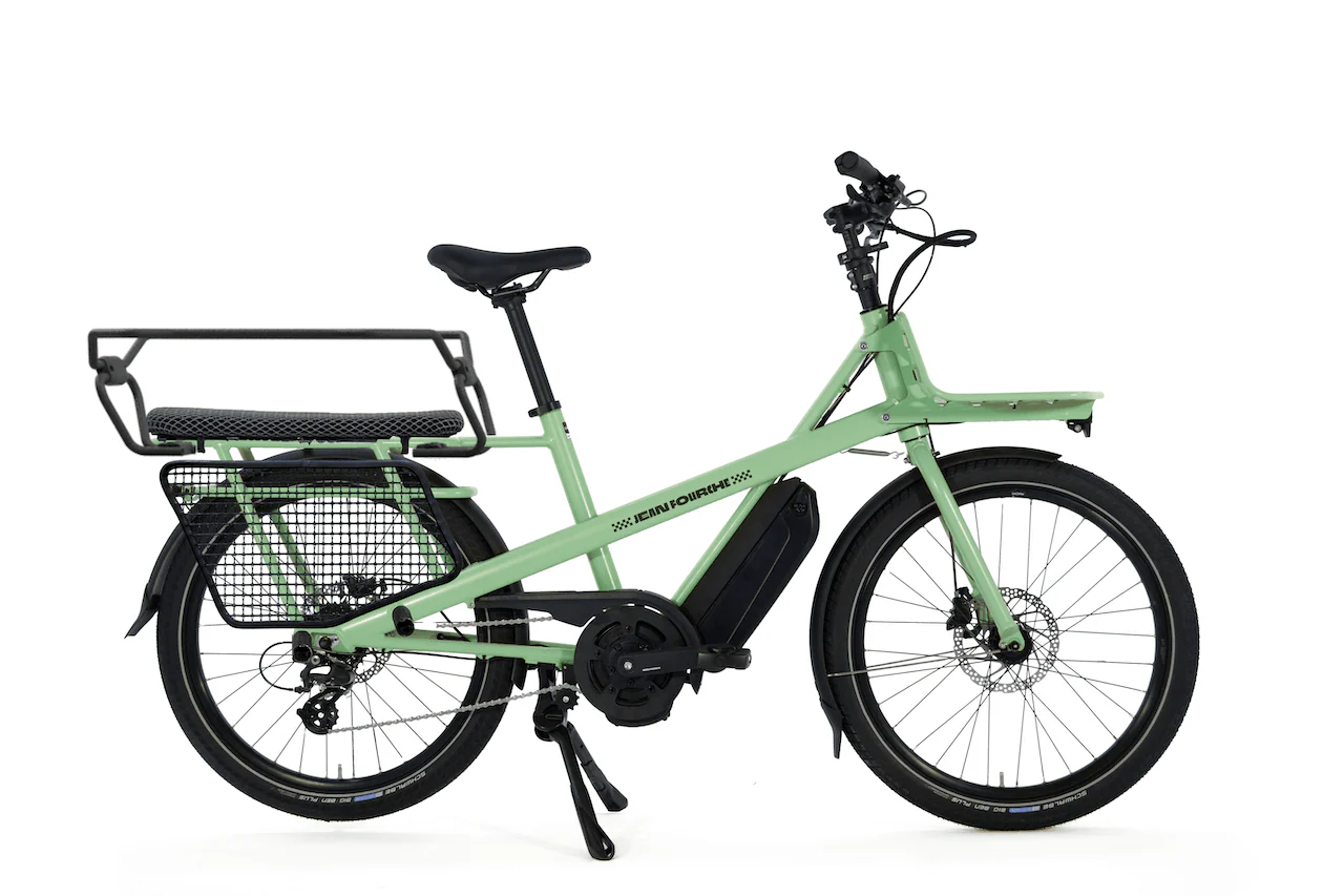Vélo cargo électrique longtail Jean Fourche Jean II vert, avec porte-bagages arrière et repose-pieds.