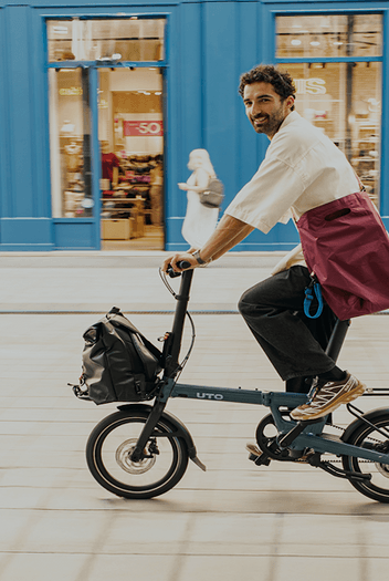 Cycliste sur un vélo pliant de la marque UTO