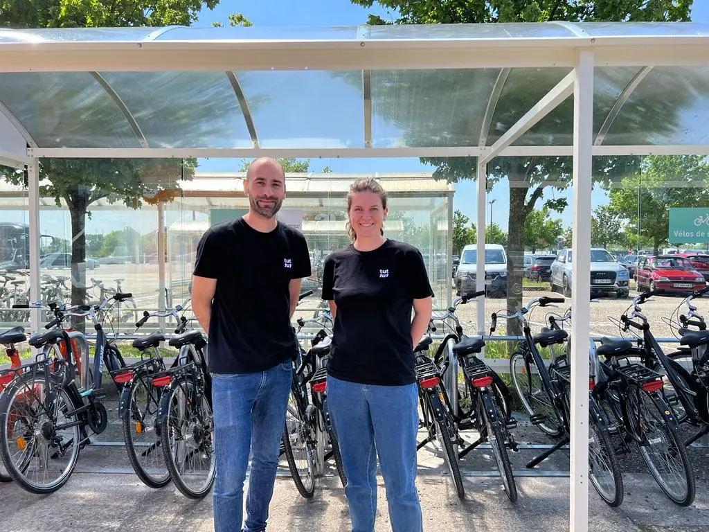 Deux personnes devant le parc à vélos d'un site Renault Trucks.